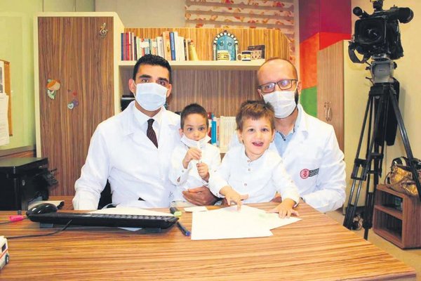 2 buçuk yaşındaki Ömer Faruk , ikizinden alınan ilikle hayata tutundu